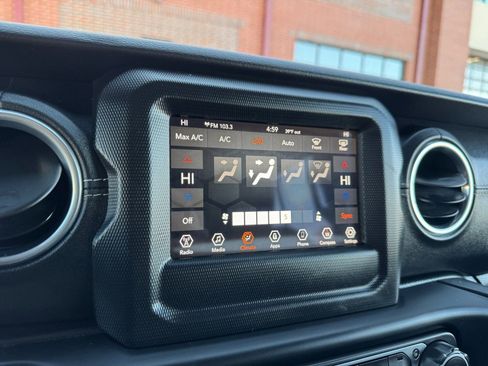 Used 2018 Jeep Wrangler Unlimited Sahara image 20