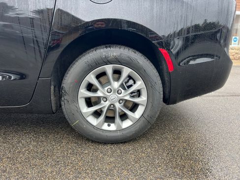 New 2026 Chrysler Pacifica Select image 9