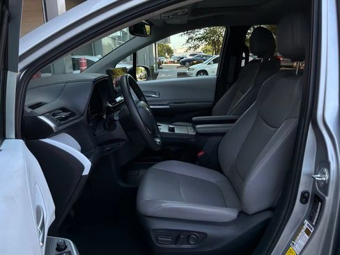 Used 2025 Toyota Sienna XLE FWD image 10