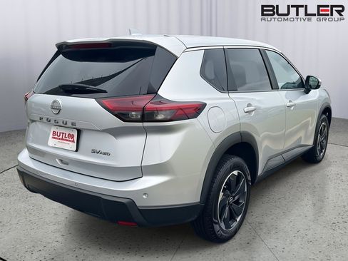 Used 2024 Nissan Rogue SV image 6