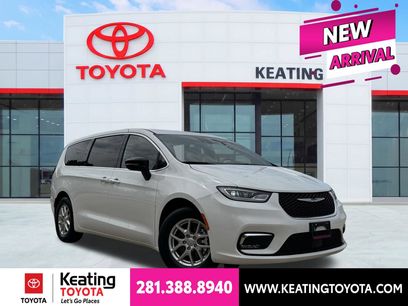 Used 2025 Chrysler Pacifica Select