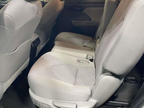 Used 2023 Toyota Highlander LE image 24