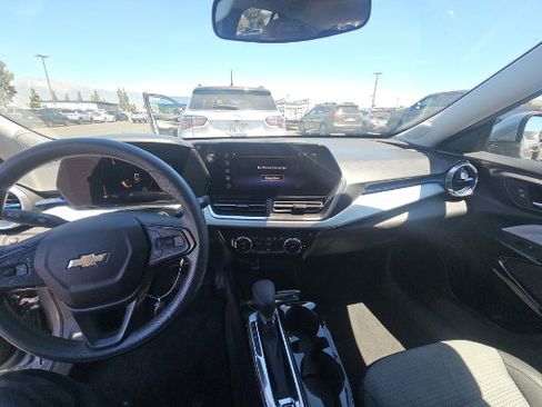 Used 2025 Chevrolet Trax LT FWD image 6