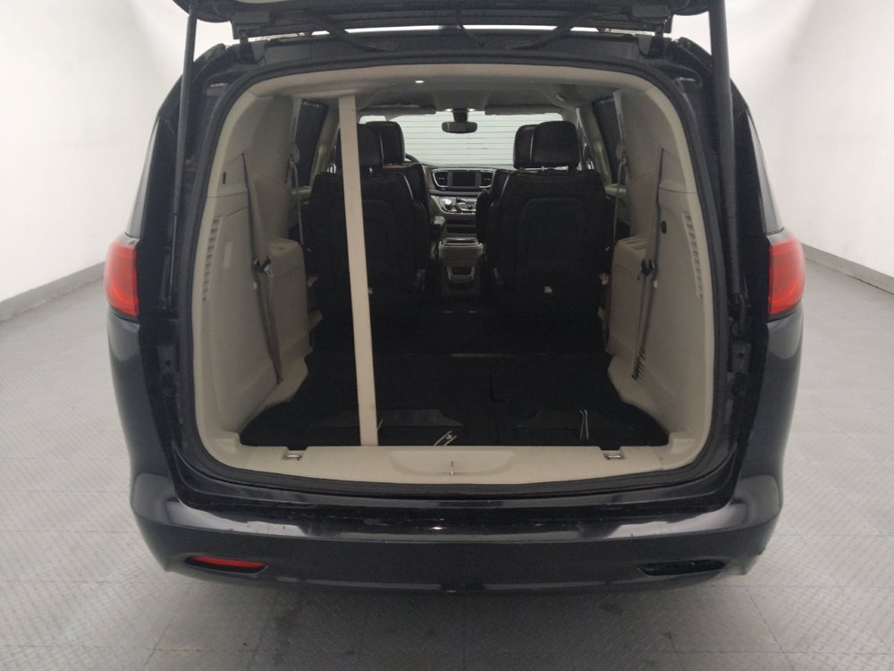 Used 2020 Chrysler Voyager Lxi FWD image 29