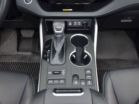 Used 2024 Toyota Highlander XLE image 19