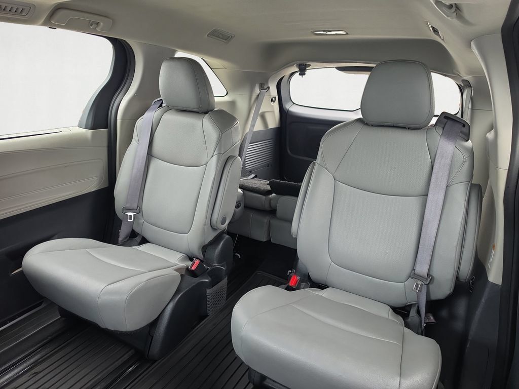 Used 2023 Toyota Sienna XLE FWD image 14