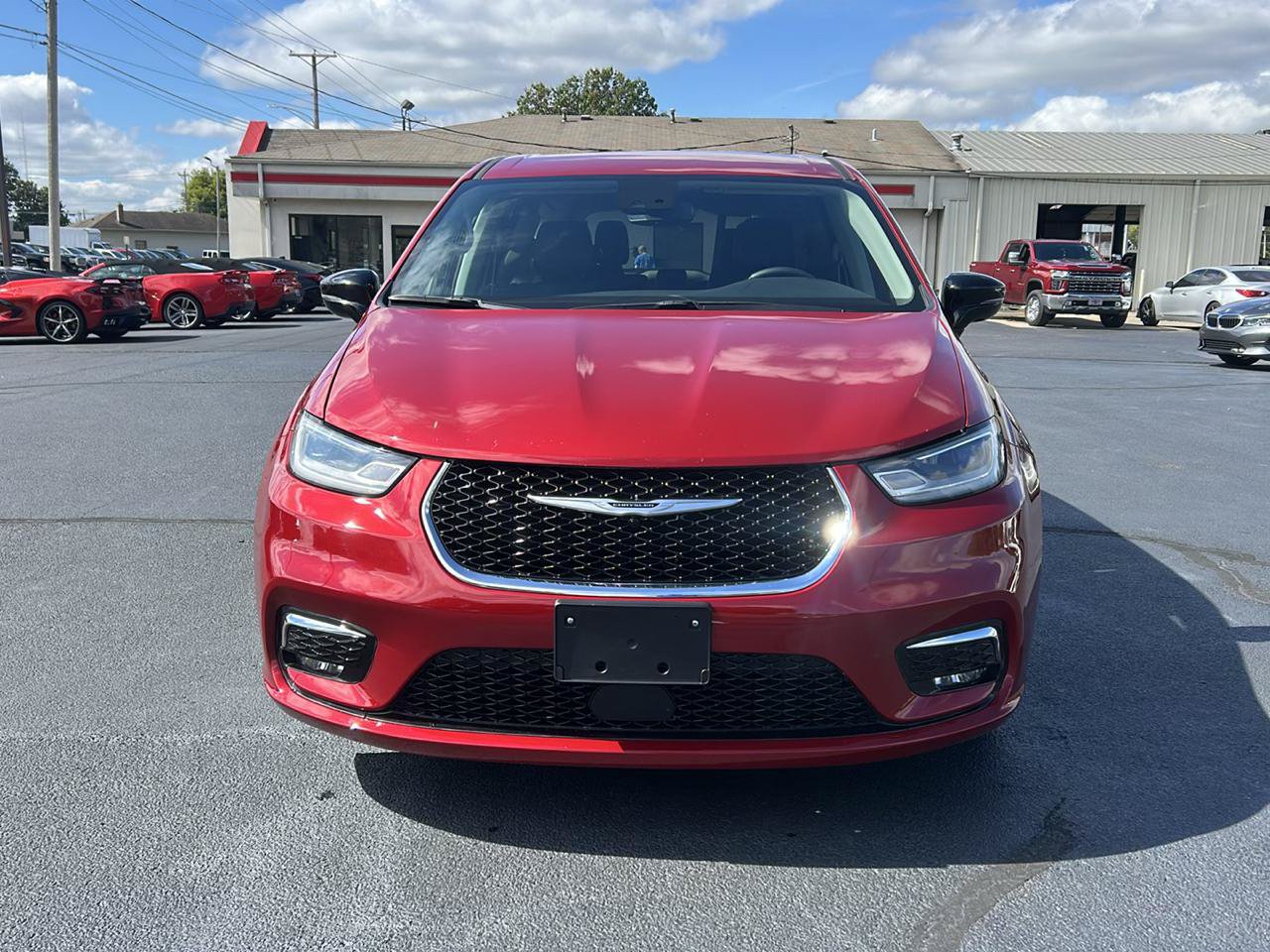 Used 2024 Chrysler Pacifica Touring-L FWD image 2