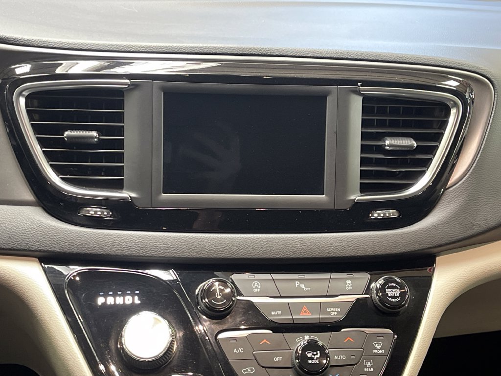 Used 2020 Chrysler Pacifica Touring w/ Cold Weather Group FWD image 19