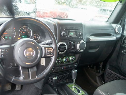 Used 2017 Jeep Wrangler Unlimited Sahara w/ Connectivity Group image 22