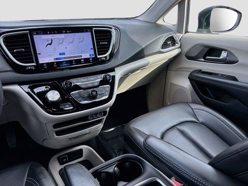 Used 2023 Chrysler Pacifica Touring-L FWD image 22
