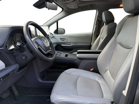 Used 2023 Toyota Sienna Limited AWD/4WD image 22