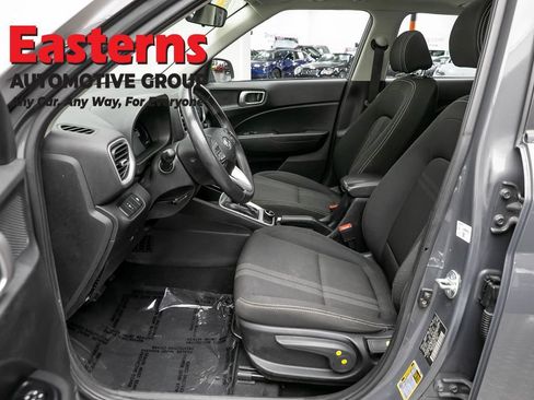 Used 2025 Hyundai Venue SEL FWD image 13