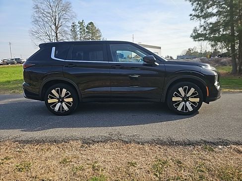 Used 2025 Mitsubishi Outlander SE image 4