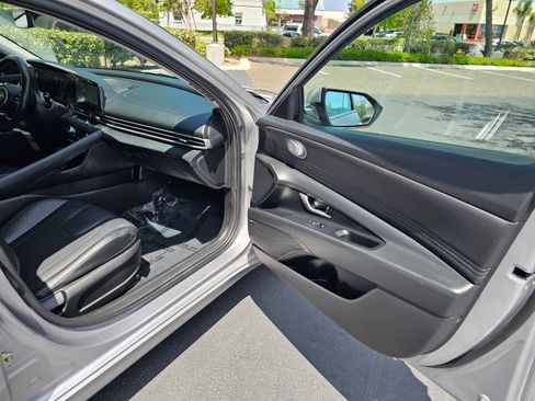 Used 2023 Hyundai Elantra Limited image 27