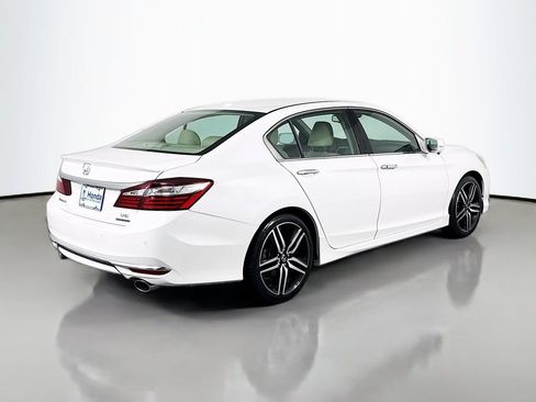Certified 2017 Honda Accord Touring image 7