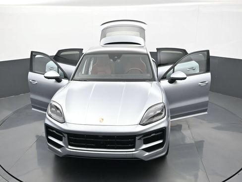 Certified 2025 Porsche Cayenne Coupe AWD/4WD image 32
