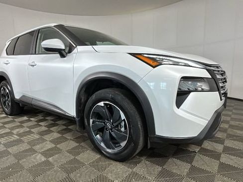 Used 2024 Nissan Rogue SV AWD/4WD image 2