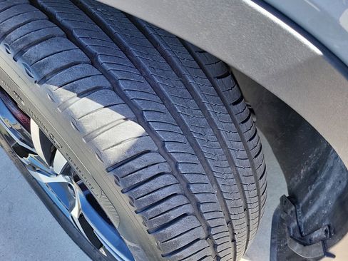 Used 2023 Volvo XC40 B5 Plus image 26