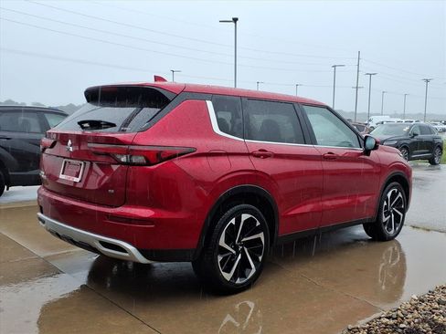 Used 2024 Mitsubishi Outlander AWD image 3