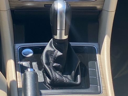 Used 2018 Volkswagen Passat 2.0T SE FWD image 9