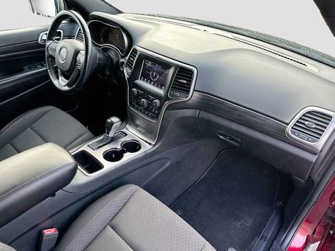 Used 2020 Jeep Grand Cherokee Laredo image 28