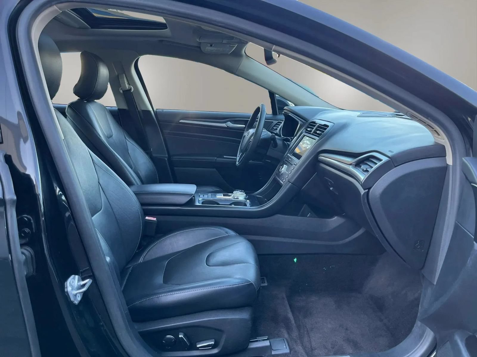 Used 2018 Ford Fusion Titanium FWD image 16