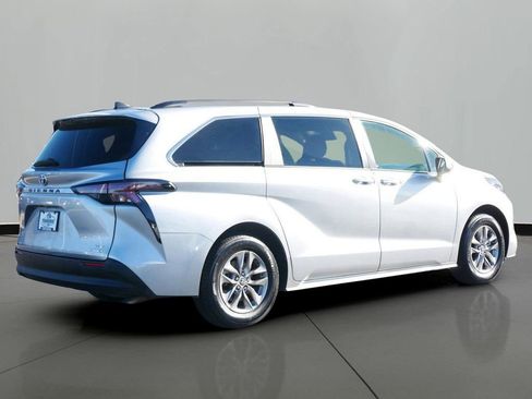Used 2024 Toyota Sienna XLE image 3