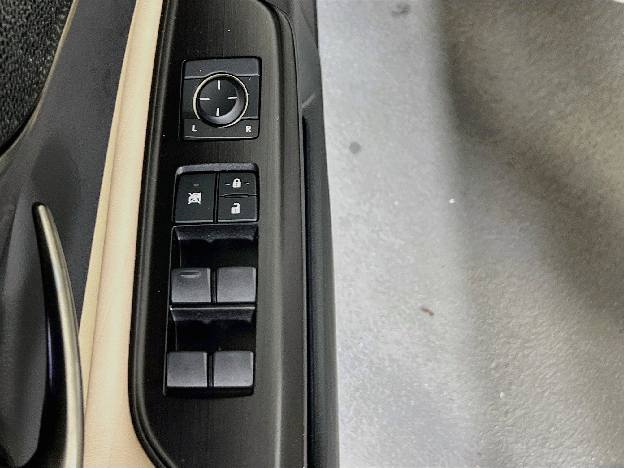 Used 2019 Lexus ES 350 Ultra Luxury w/ Accessory Package 2 FWD image 18
