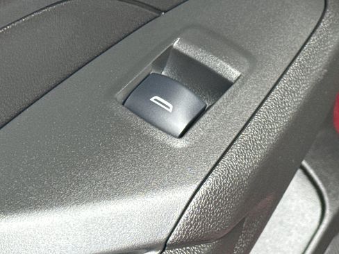 Certified 2025 Chevrolet Trax RS w/ Sunroof Package FWD image 31