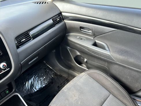 Used 2020 Mitsubishi Outlander ES FWD image 13