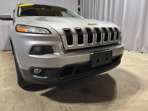 Used 2016 Jeep Cherokee Latitude w/ Cold Weather Group AWD/4WD image 4