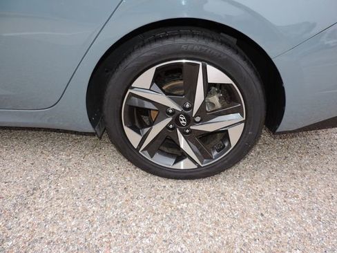 Used 2022 Hyundai Elantra Limited image 14