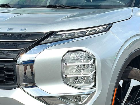 Used 2023 Mitsubishi Outlander SE image 4