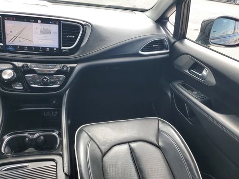 Used 2024 Chrysler Pacifica Premium image 30