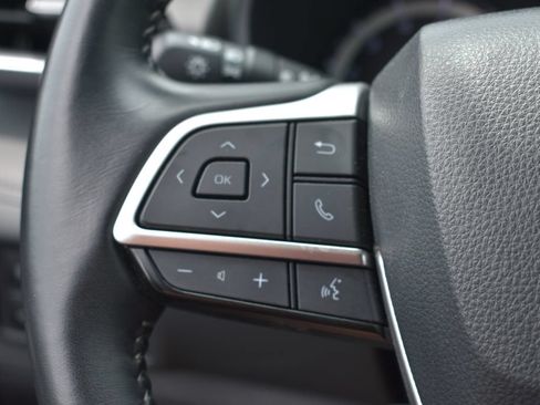 Used 2025 Toyota Highlander LE FWD image 15