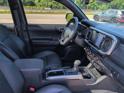 Used 2022 Toyota Tacoma Limited w/ Nightshade Package AWD/4WD image 7