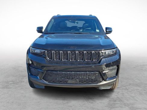 Used 2025 Jeep Grand Cherokee Altitude image 8