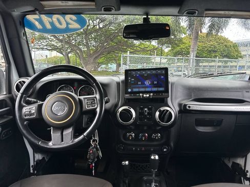 Used 2017 Jeep Wrangler Unlimited Sahara w/ Connectivity Group AWD/4WD image 14