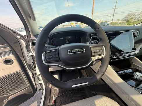 Used 2023 Jeep Wagoneer Series II w/ Premium Group I image 15