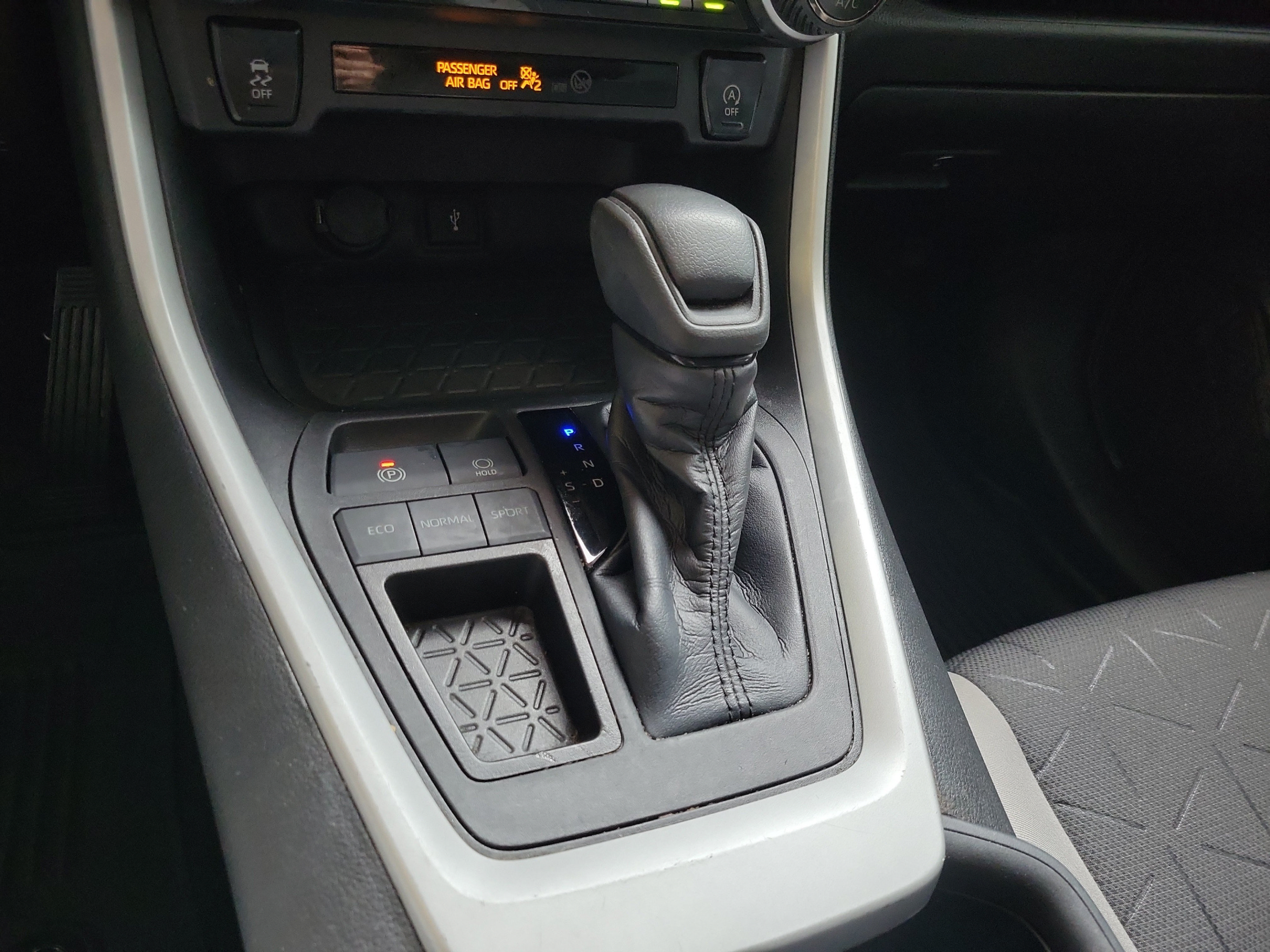 Used 2022 Toyota RAV4 XLE FWD image 16
