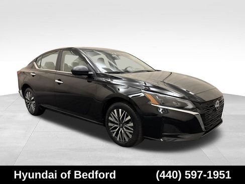Used 2025 Nissan Altima 2.5 SV AWD/4WD image 3