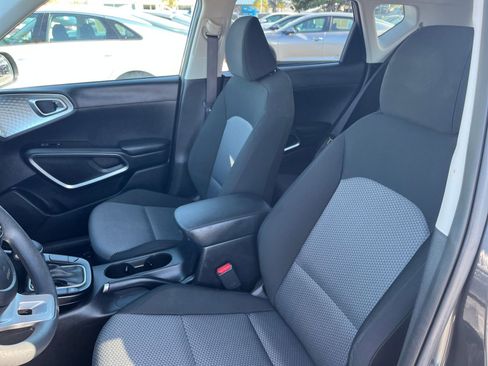Used 2025 Kia Soul LX w/ LX Technology Package FWD image 27