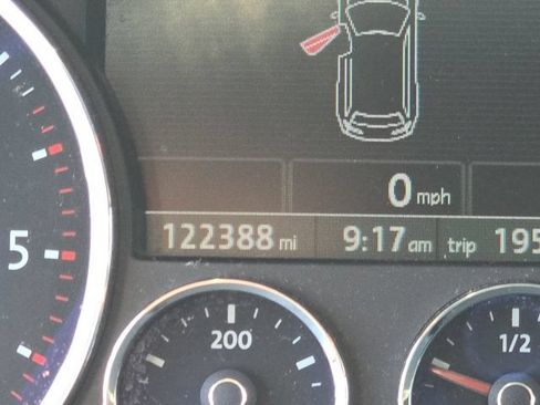 Used 2010 Volkswagen Touareg TDI AWD/4WD image 7