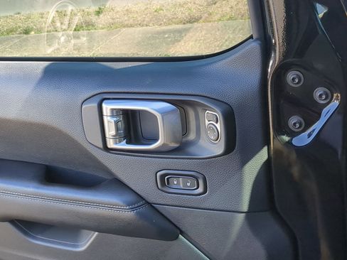 Used 2018 Jeep Wrangler Unlimited Sahara image 13