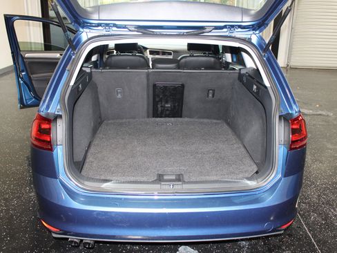 Used 2016 Volkswagen Golf Limited Edition image 4