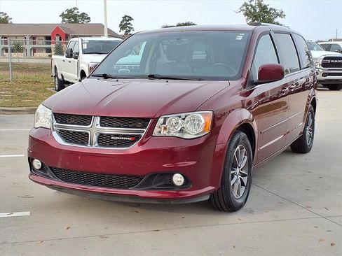 Used 2017 Dodge Grand Caravan SXT image 3