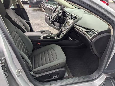 Used 2019 Ford Fusion SE FWD image 17