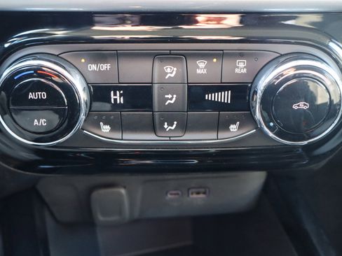 Used 2025 Chevrolet Trax LT w/ LT Convenience Package image 21