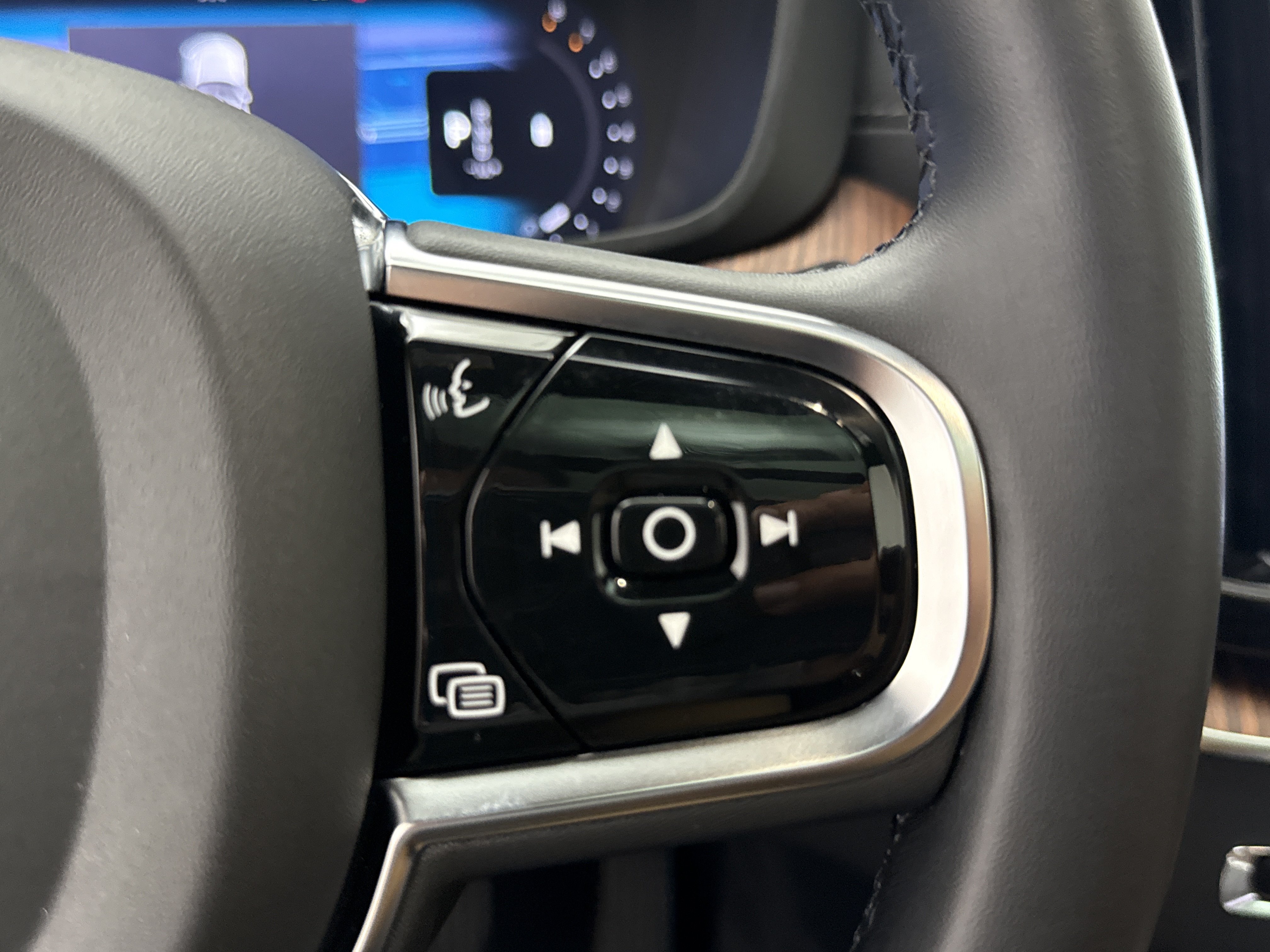 Certified 2024 Volvo XC60 B5 Ultimate w/ Protection Package Premier AWD/4WD image 17