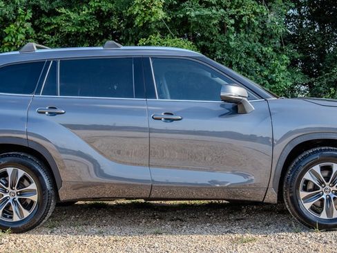 Used 2020 Toyota Highlander XLE FWD image 6